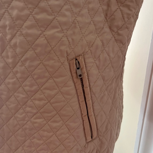 Women's Talbots Petites Tan Quilted Lightweight Vest, Size LP - Picture 6 of 9